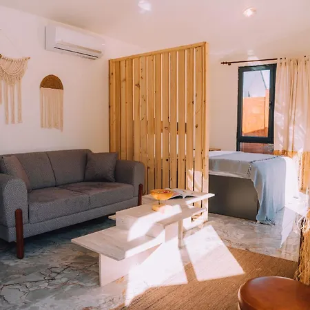 Monk Living Space Hotel *