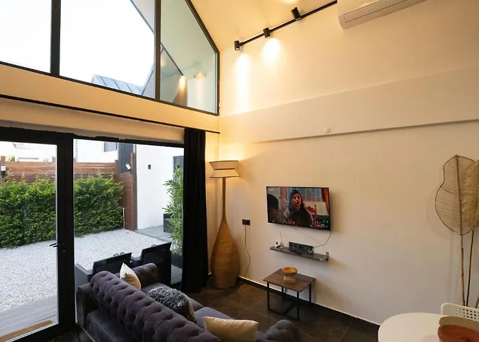 Monk Living Space 호텔 *