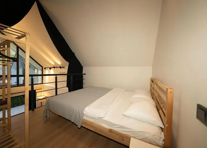 Monk Living Space 호텔 *