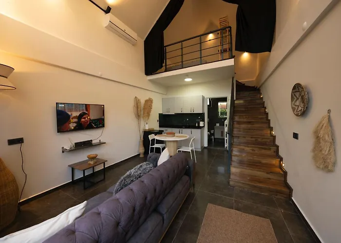 Monk Living Space 호텔 *